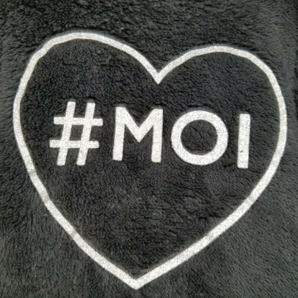 H&M faux fur black sweatshirt with print. - Picture 3 of 16